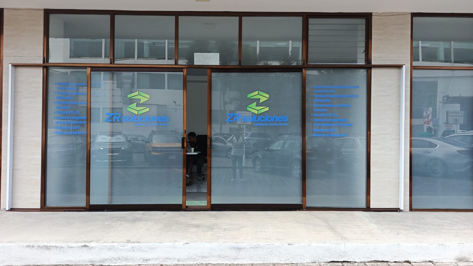 Fachada de las oficinas de ZR Soluciones con el logo rotulado en el cristal